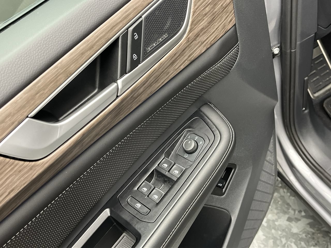 Used 2024 Volkswagen Atlas SEL Premium R-Line AWD/4WD image 10