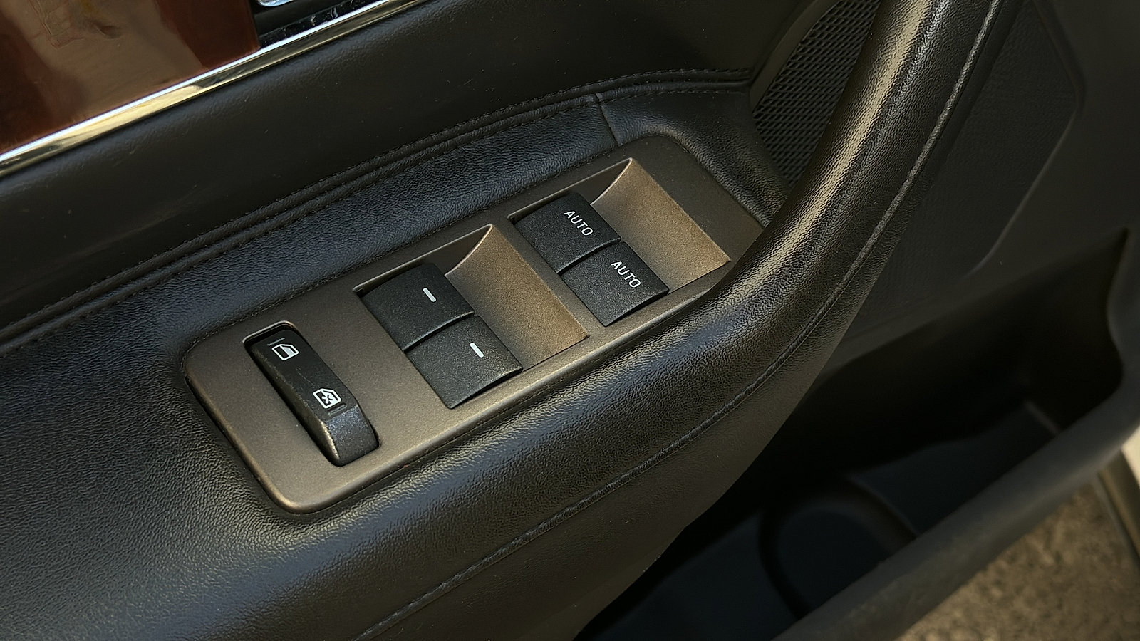 Used 2011 Lincoln MKX AWD w/ 102A Rapid Spec Order Code image 23