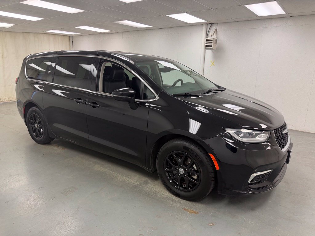 Used 2024 Chrysler Pacifica Touring-L FWD image 6