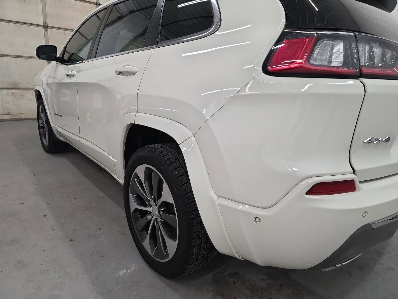 Used 2019 Jeep Cherokee Overland w/ Technology Group image 11