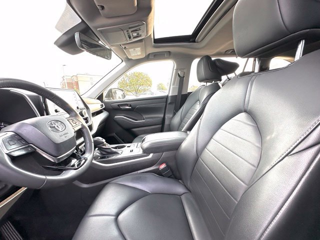 Used 2021 Toyota Highlander XLE FWD image 21