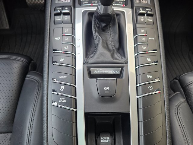 Used 2021 Porsche Macan image 34