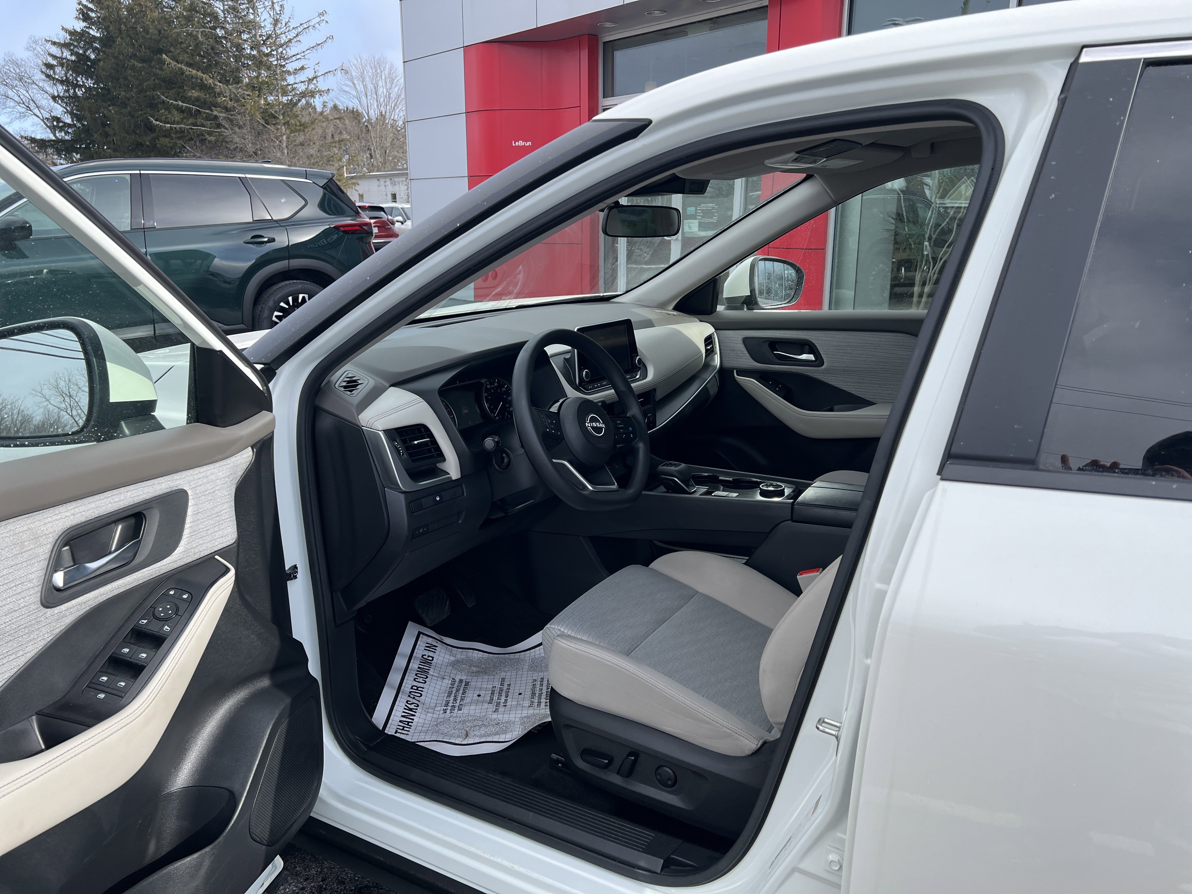 Used 2023 Nissan Rogue SV image 3