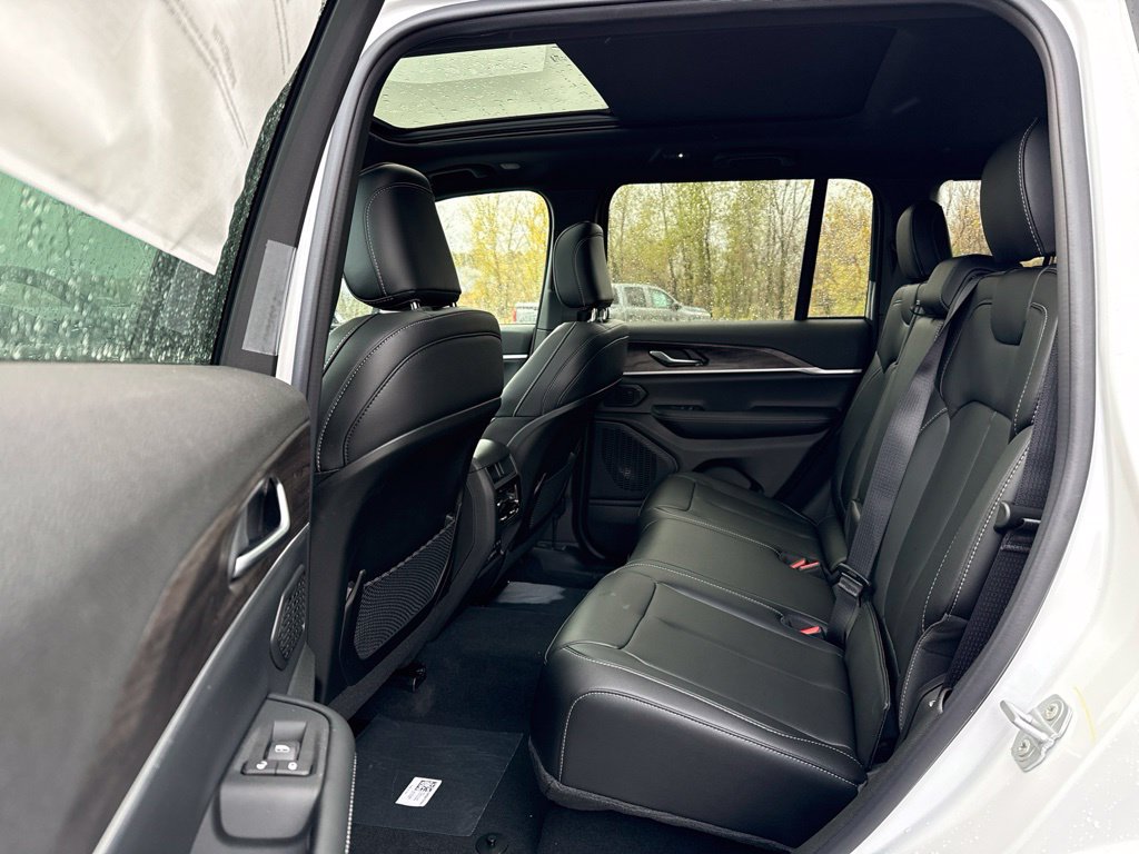 New 2027 Jeep Grand Cherokee Limited AWD/4WD image 22