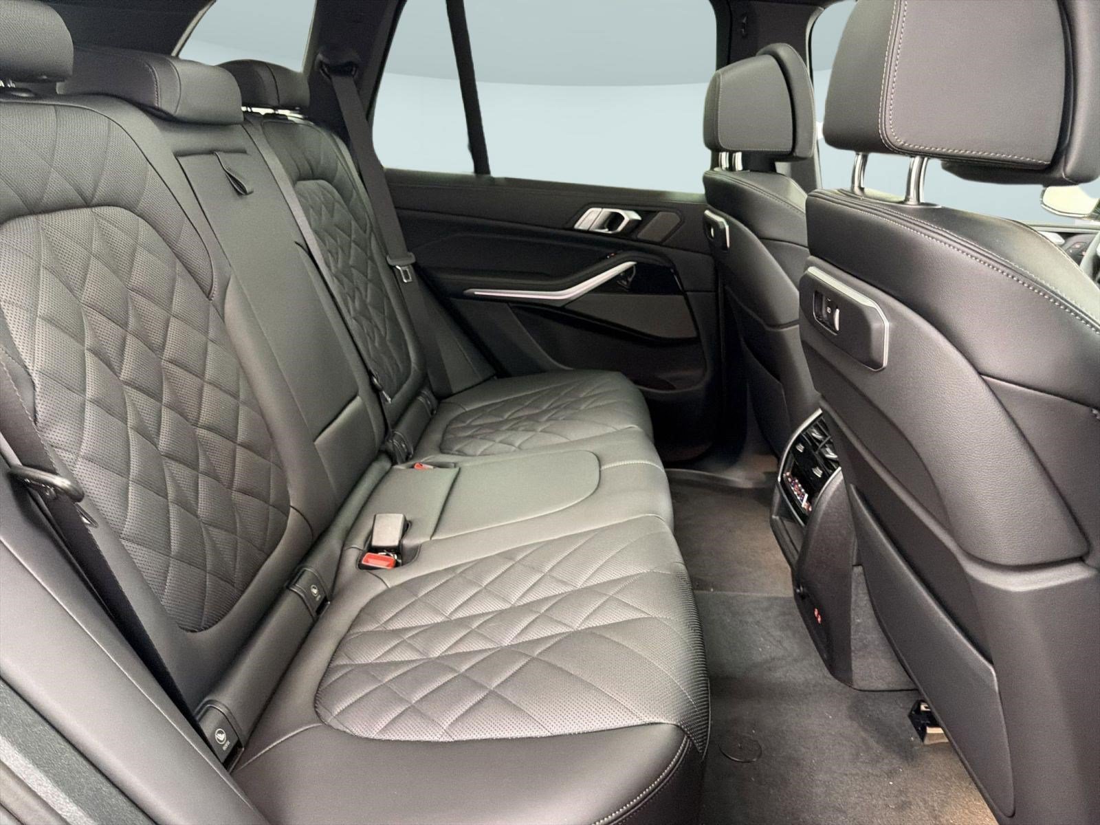 Used 2026 BMW X5 xDrive40i w/ M Sport Package AWD/4WD image 29