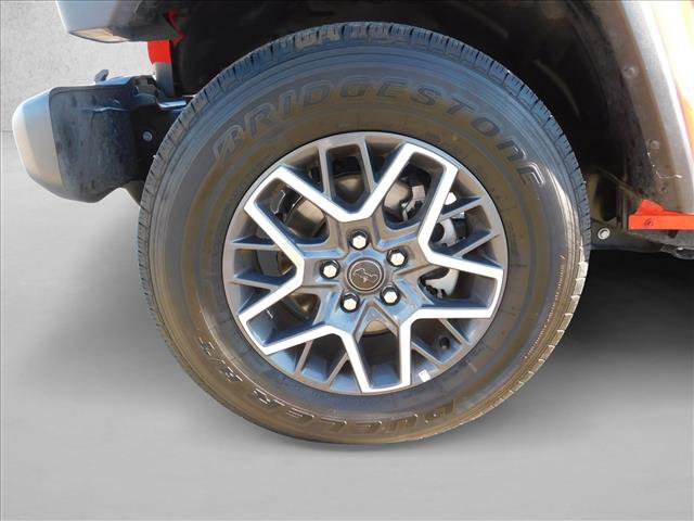 Used 2025 Jeep Wrangler Sahara image 24