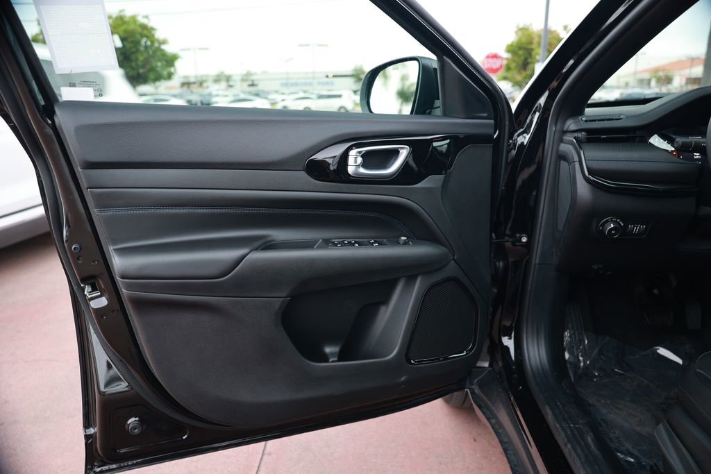 New 2026 Jeep Compass Latitude image 11