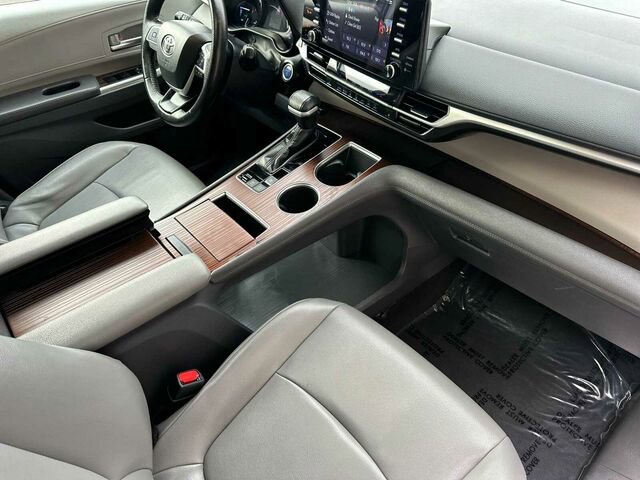 Used 2022 Toyota Sienna XLE image 19