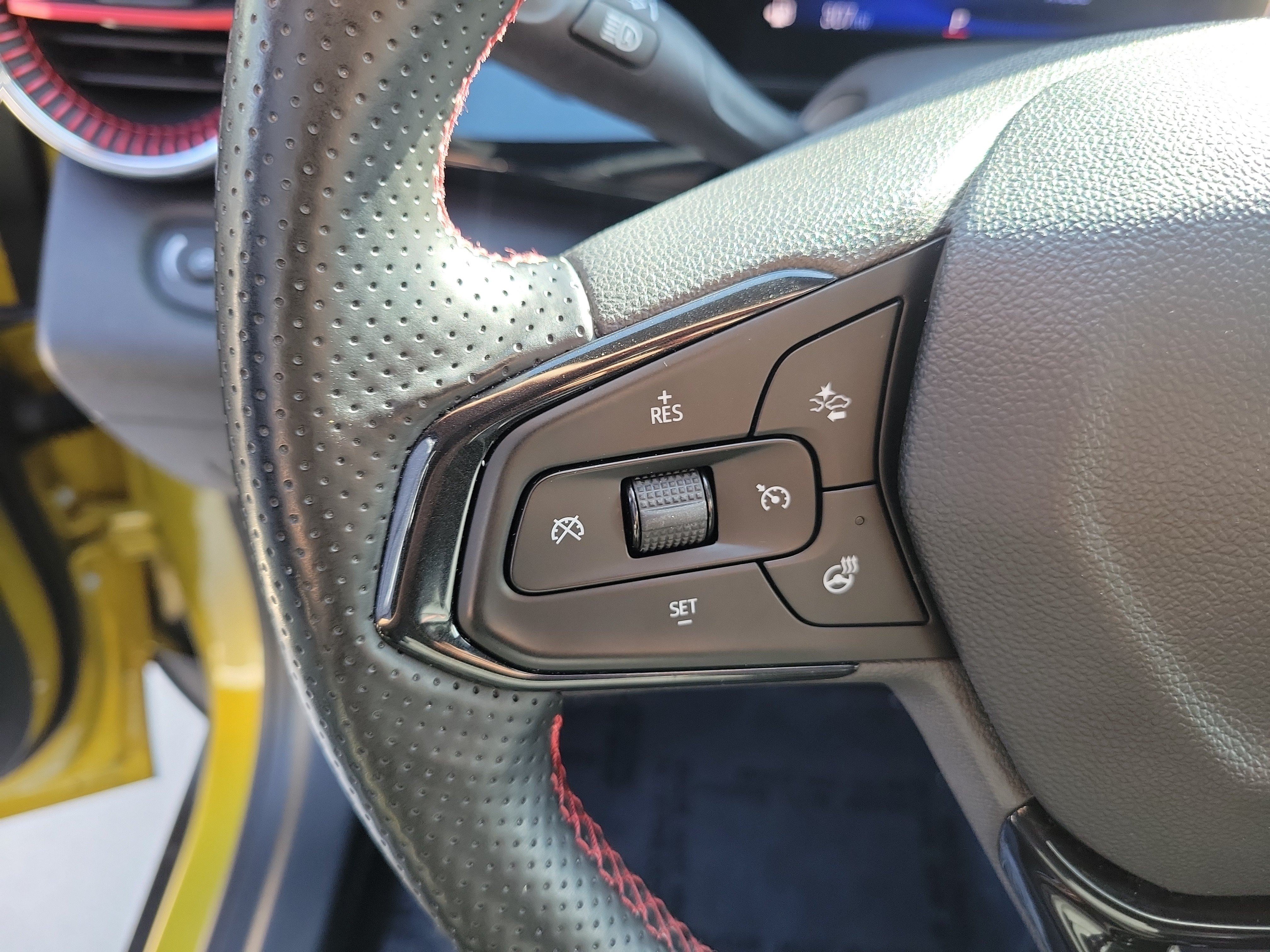 Used 2024 Chevrolet Trax RS w/ Sunroof Package FWD image 28