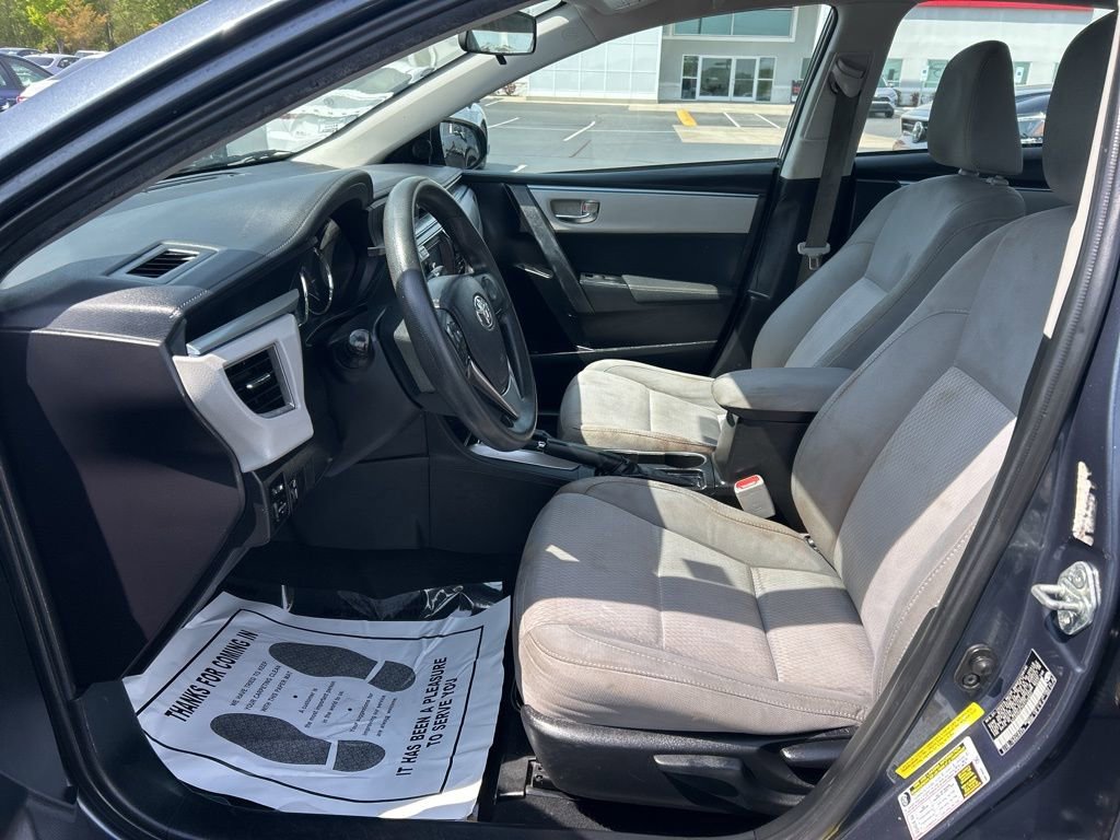 Used 2015 Toyota Corolla LE FWD image 2