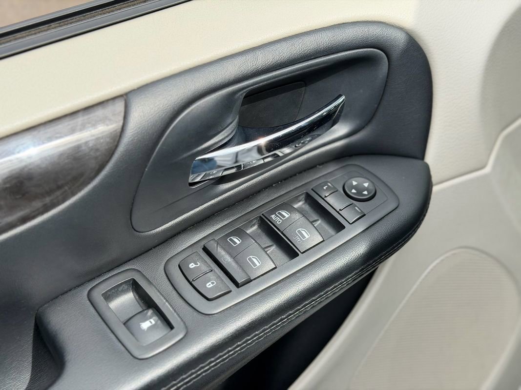 Used 2016 Dodge Grand Caravan SXT FWD image 22
