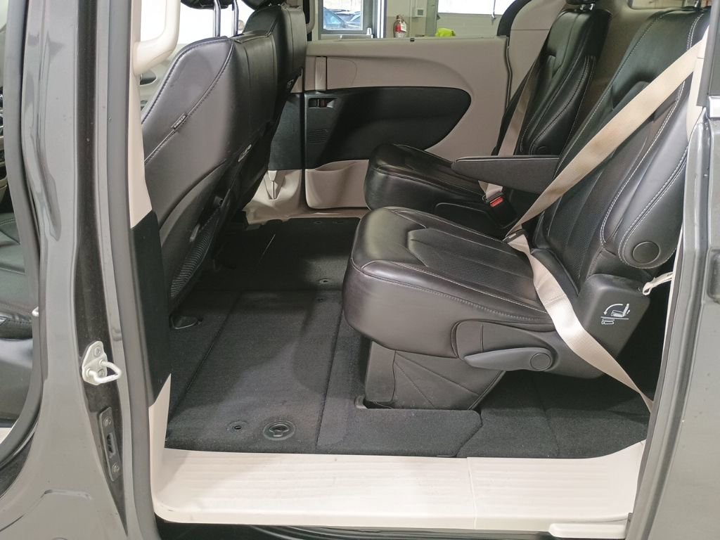 Used 2023 Chrysler Pacifica Touring-L image 22