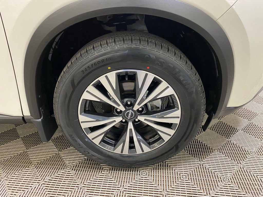 Used 2023 Nissan Rogue SV image 2