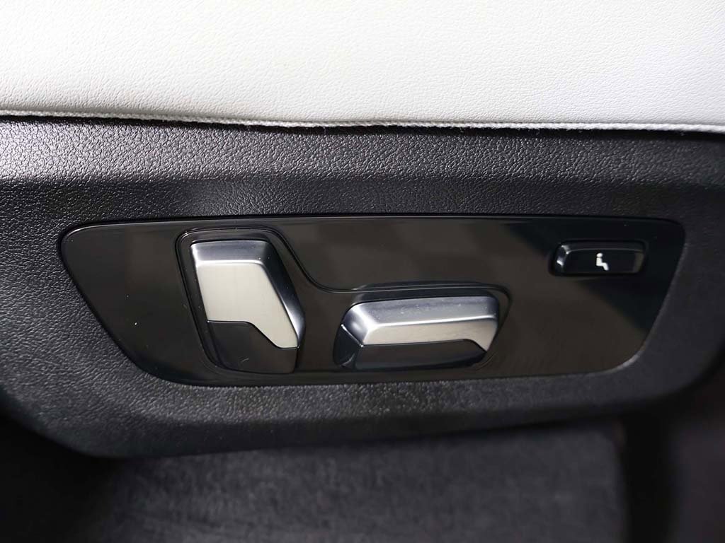 Used 2024 BMW X7 xDrive40i w/ Executive Package image 41