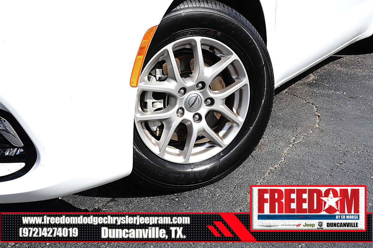 Used 2024 Chrysler Pacifica Touring-L FWD image 9