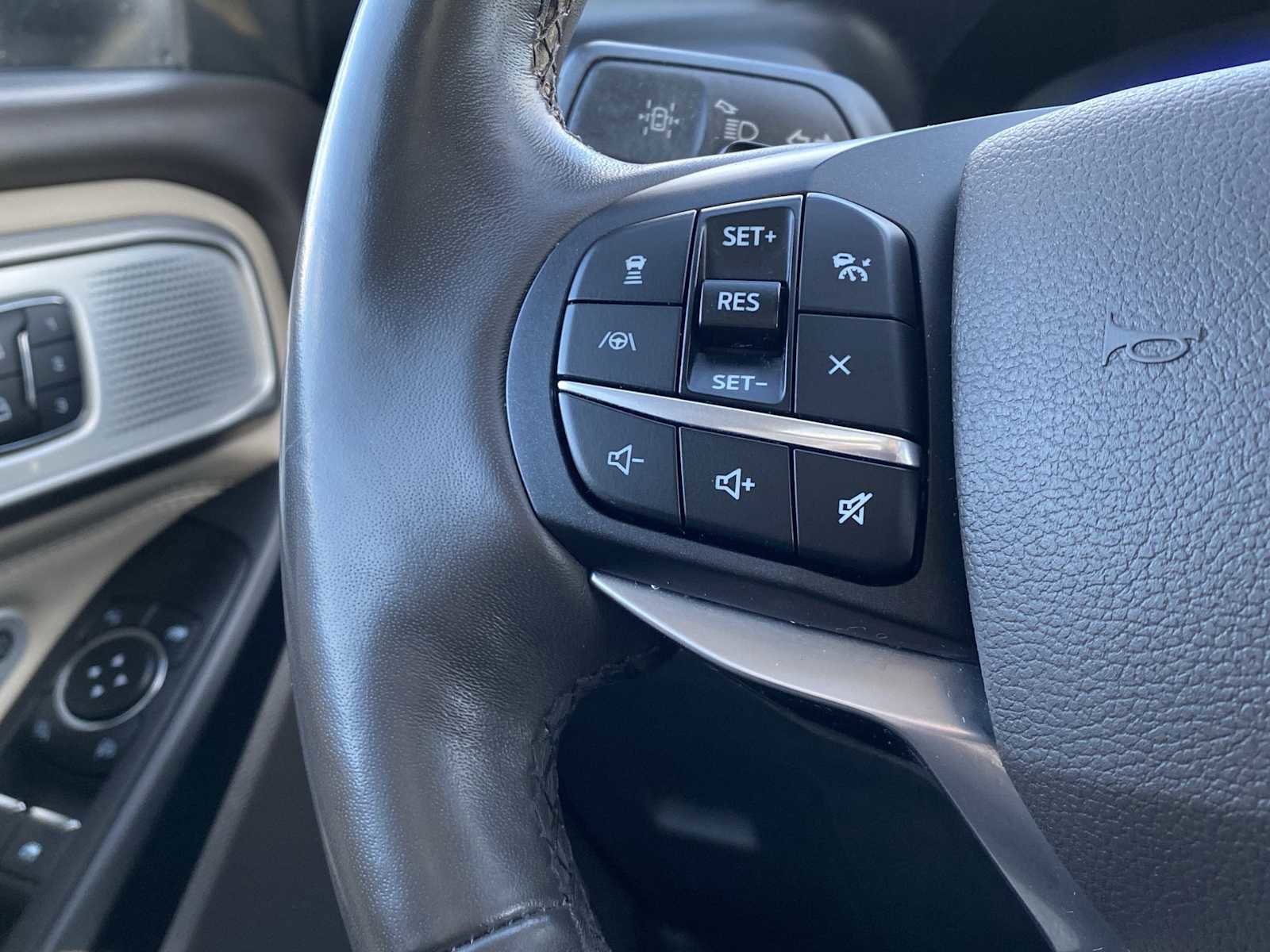 Used 2020 Ford Explorer Platinum w/ Premium Technology Package image 25