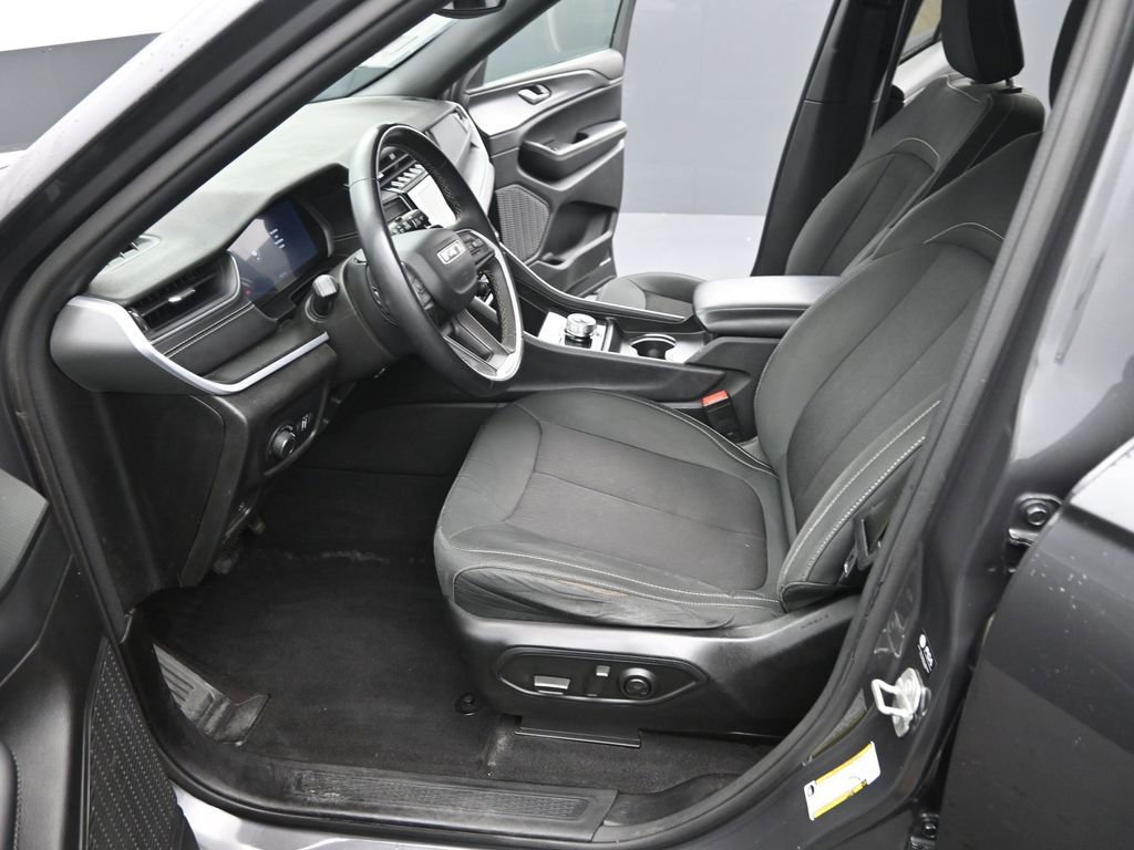 Used 2024 Jeep Grand Cherokee Laredo image 9