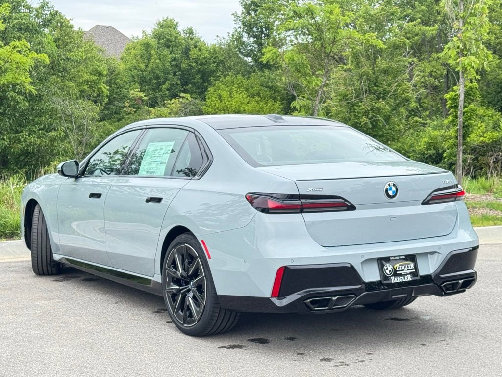 Used 2025 BMW 760i xDrive video 4