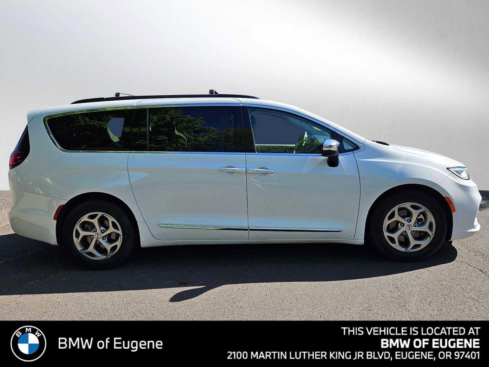 Used 2023 Chrysler Pacifica Limited FWD image 2