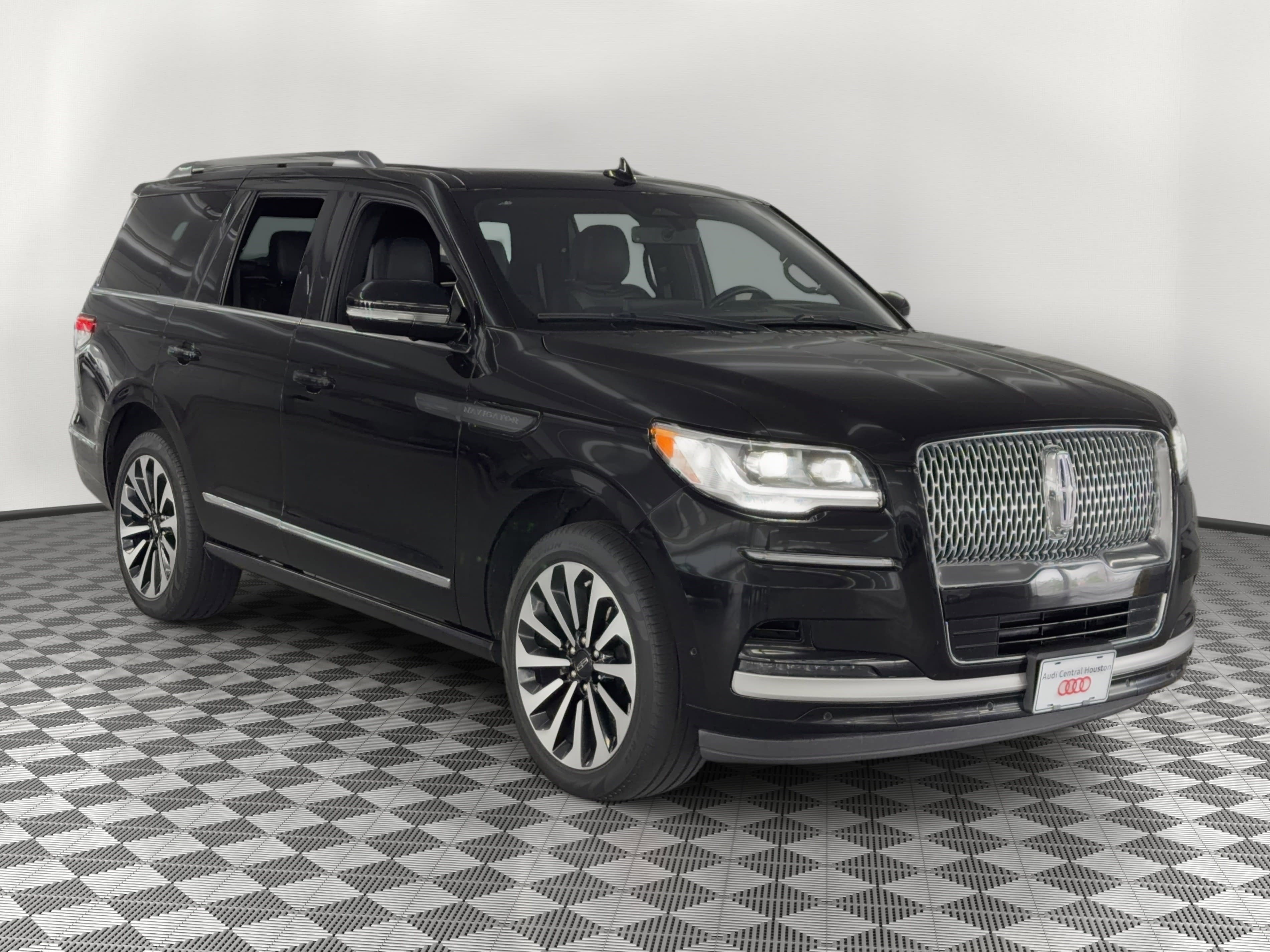 Used 2024 Lincoln Navigator Reserve AWD/4WD image 7