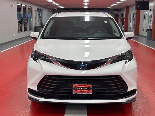 Certified 2025 Toyota Sienna LE FWD image 8