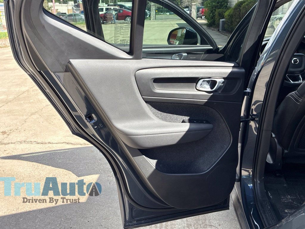 Used 2022 Volvo XC40 T5 R-Design w/ Advanced Package AWD/4WD image 38