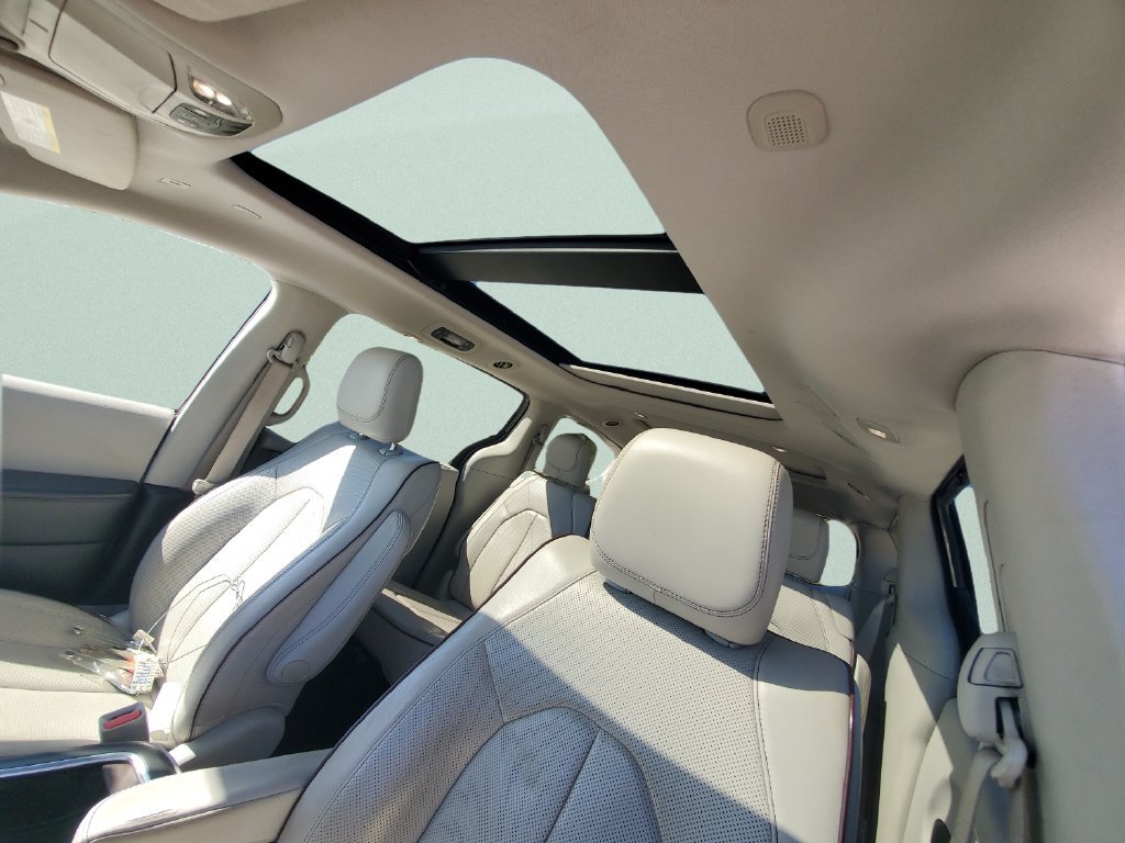 Used 2018 Chrysler Pacifica Limited w/ Advanced Safetytec Group FWD image 17