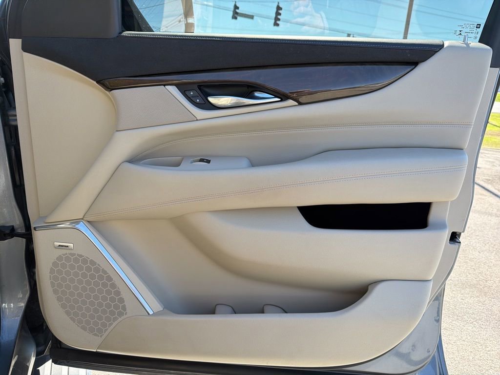 Used 2018 Cadillac Escalade Premium Luxury AWD/4WD image 32