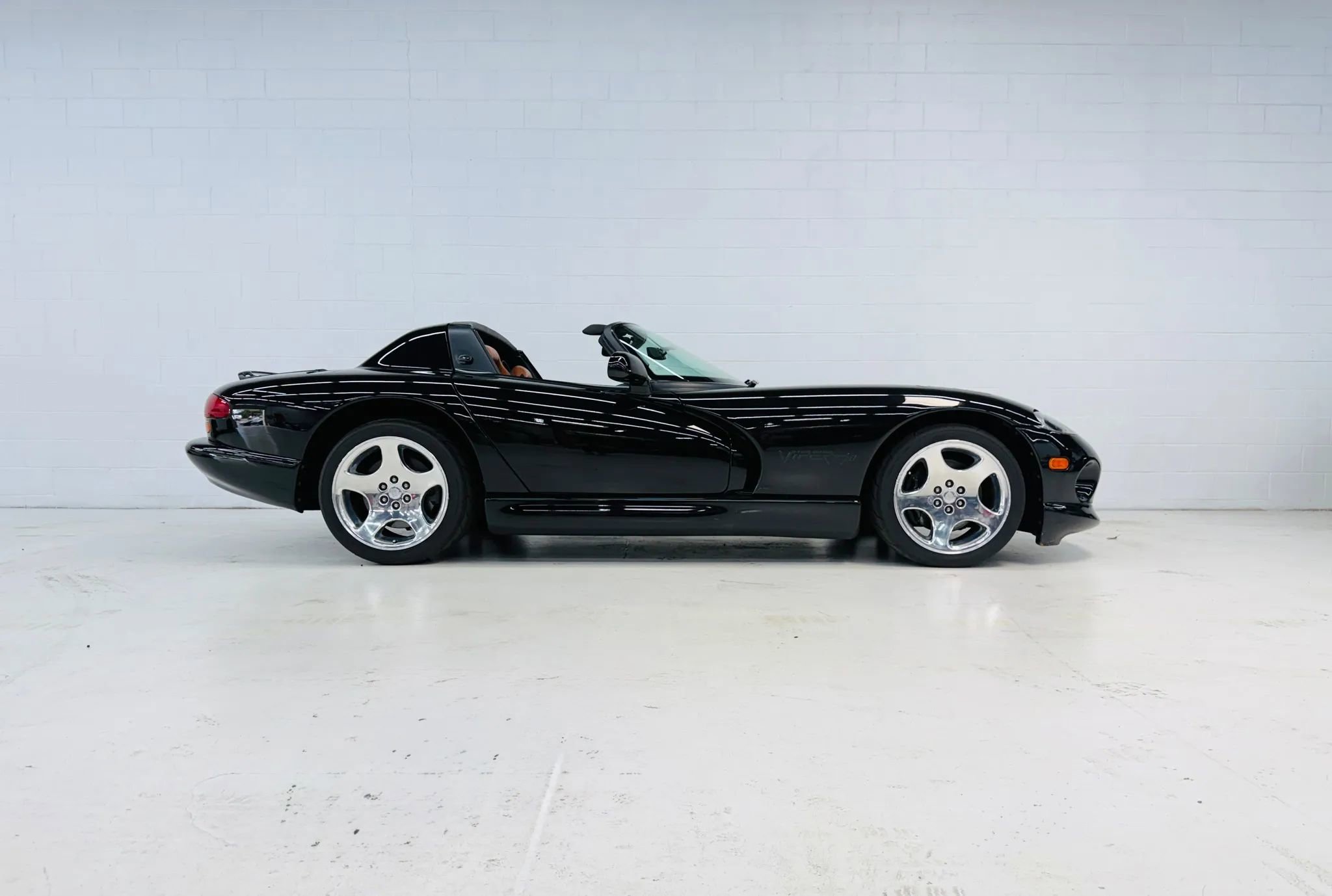 Used 2000 Dodge Viper RT/10 image 2