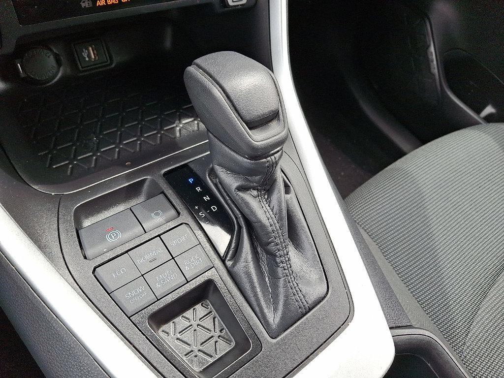 Used 2024 Toyota RAV4 LE AWD/4WD image 12