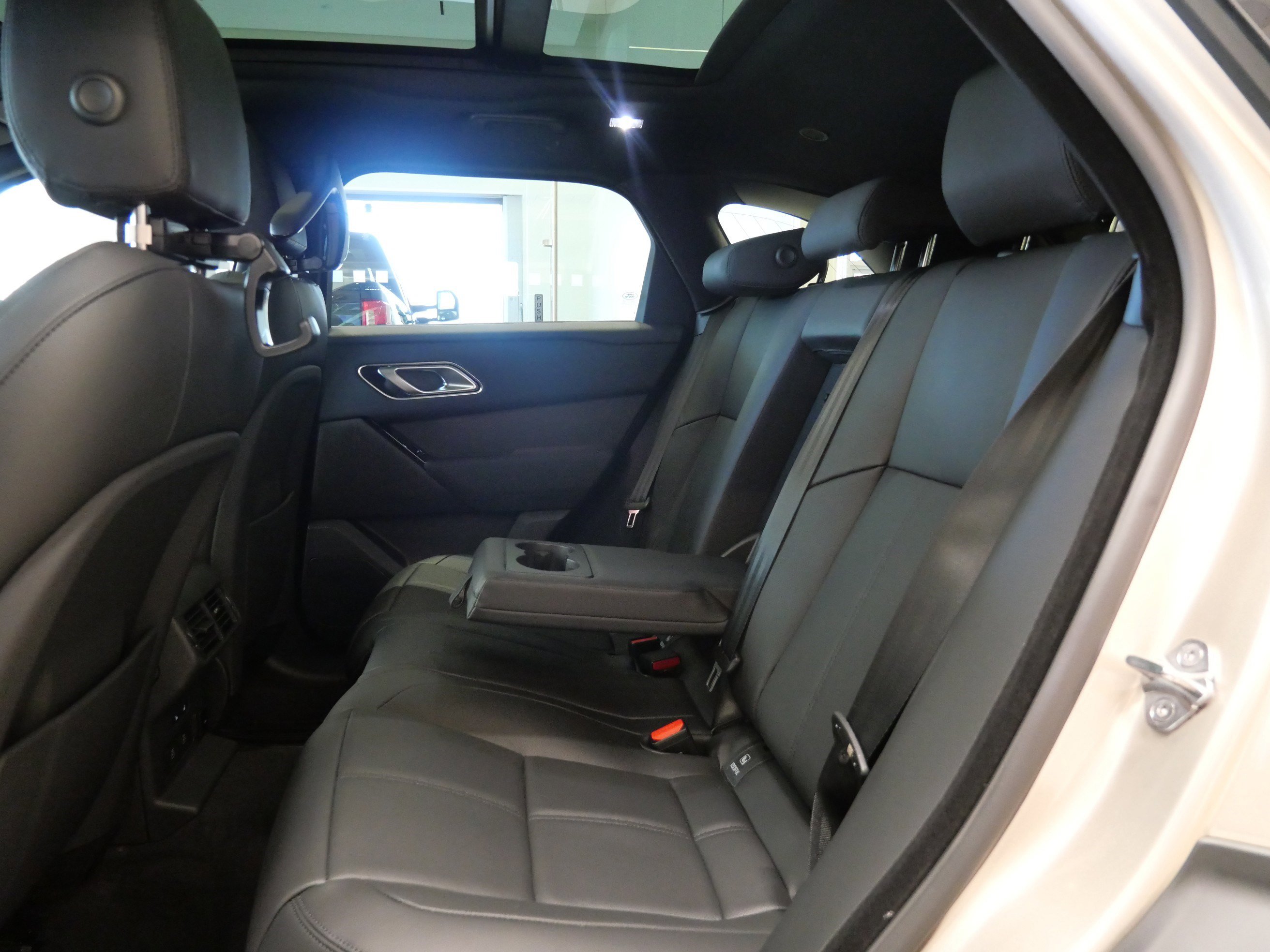 New 2026 Land Rover Range Rover Velar Dynamic SE AWD/4WD image 6