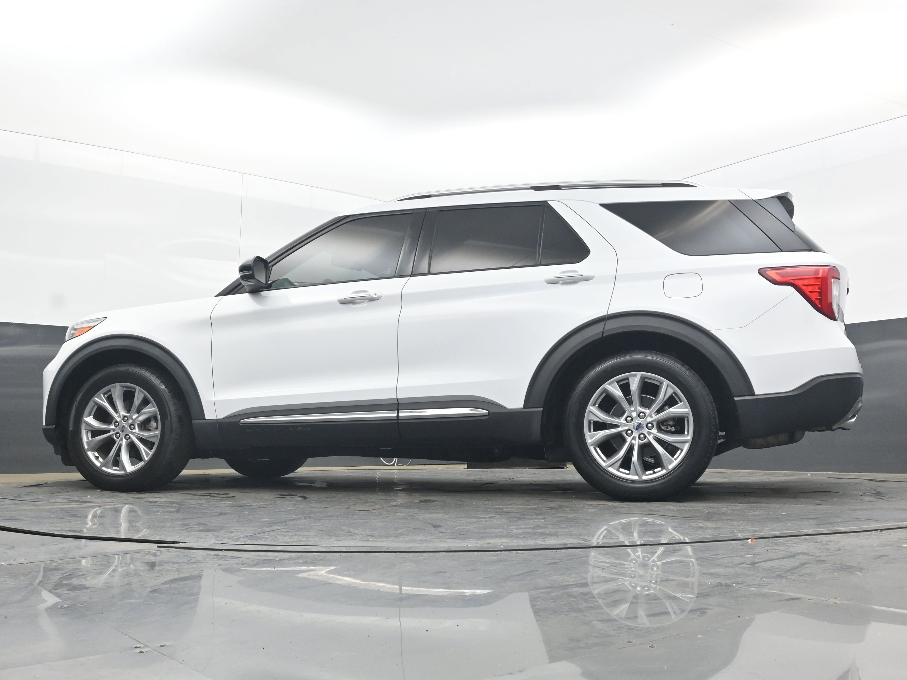 Used 2021 Ford Explorer Limited w/ Equipment Group 301A image 27