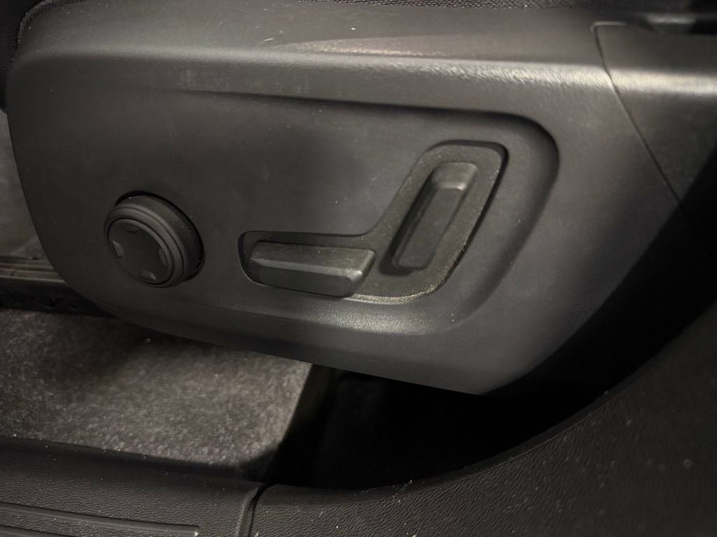 Used 2023 Volvo XC40 B5 Plus w/ Climate Package image 25