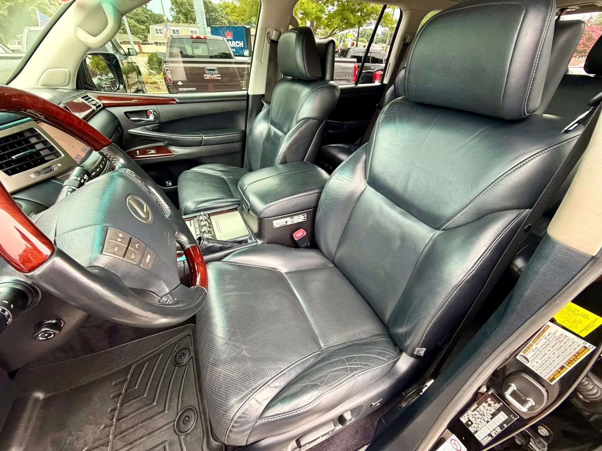 Used 2013 Lexus LX 570 4WD w/ Luxury Pkg image 8