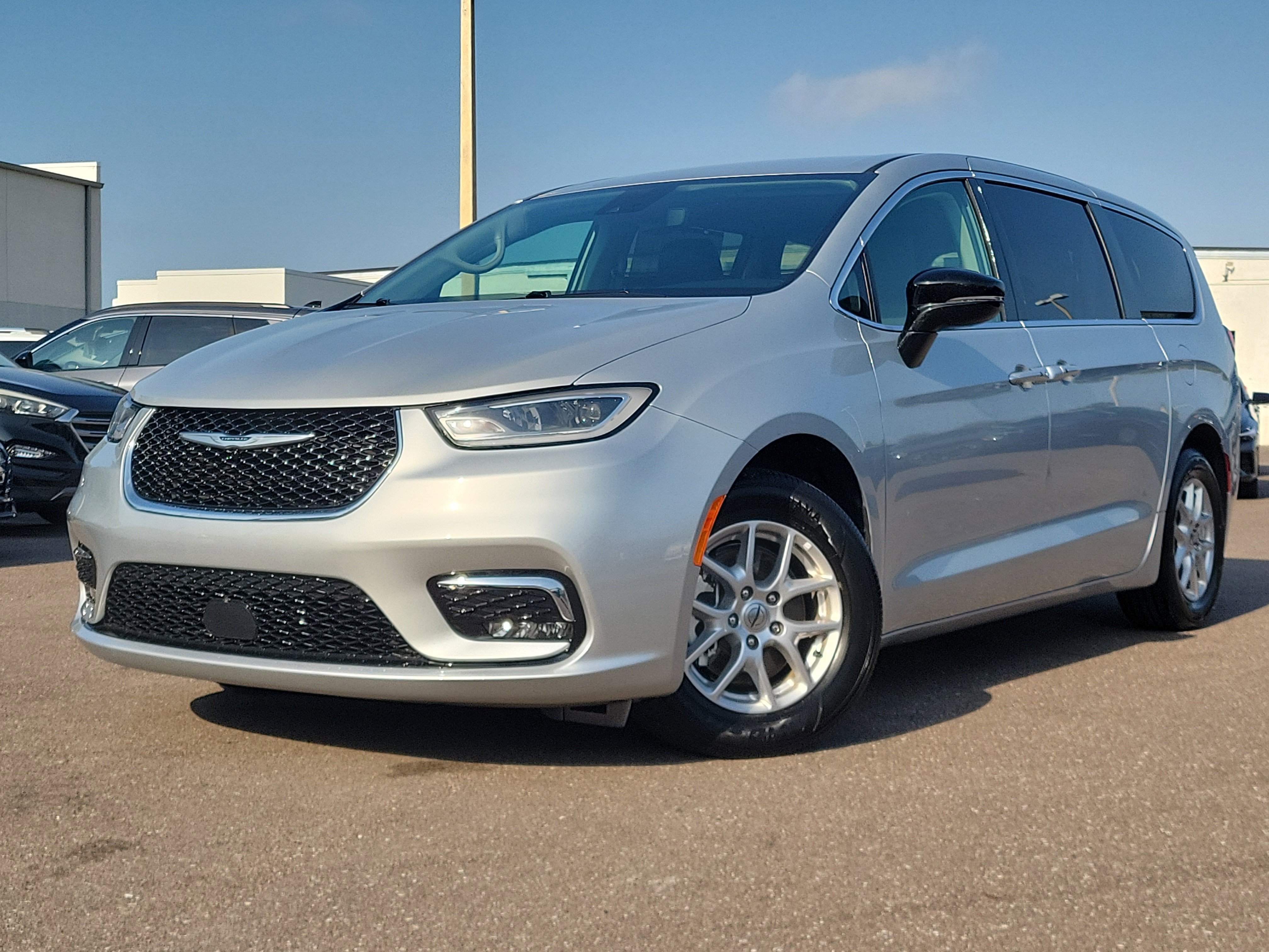 Used 2024 Chrysler Pacifica Touring-L image 1