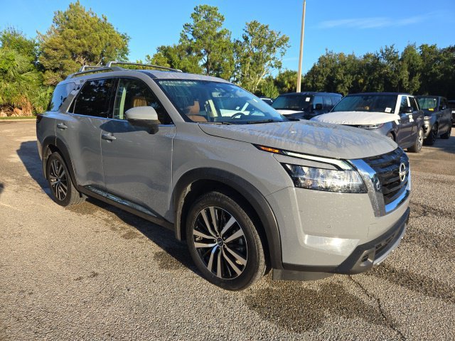 Used 2024 Nissan Pathfinder Platinum FWD image 7