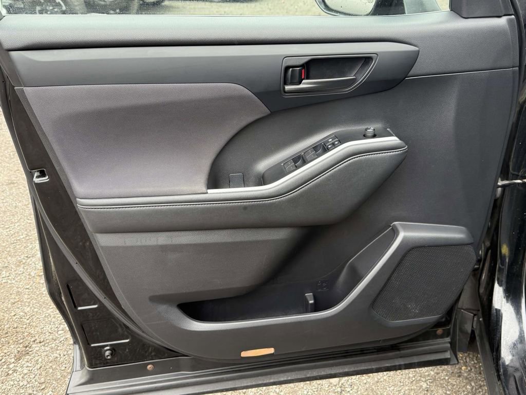 Used 2021 Toyota Highlander LE image 23