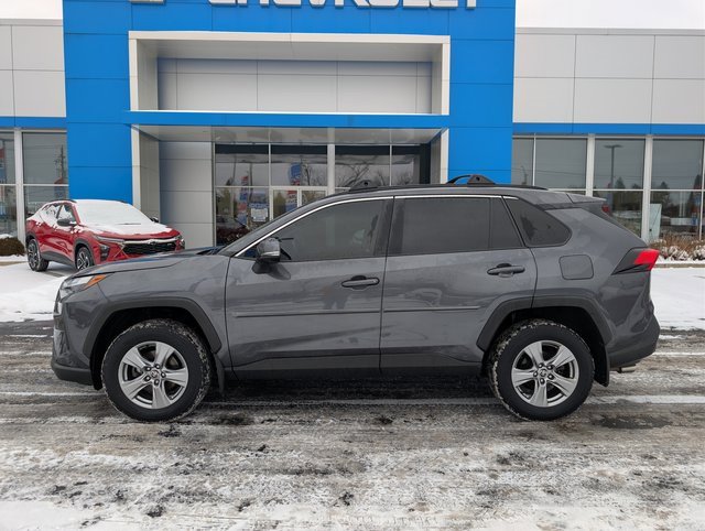 Used 2022 Toyota RAV4 XLE w/ Convenience Package image 2