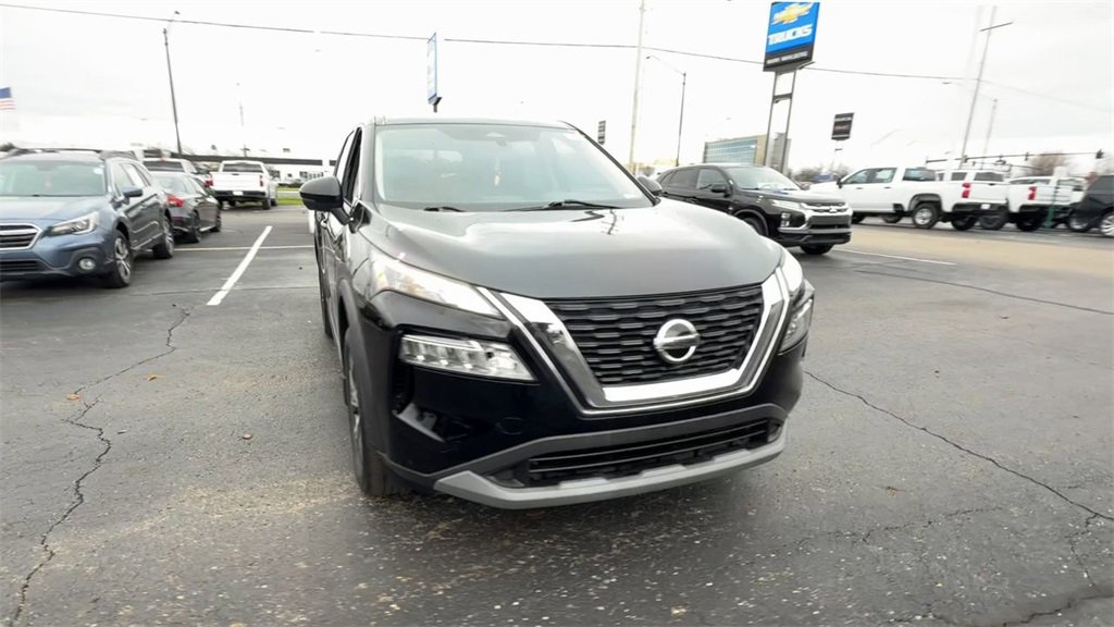 Used 2021 Nissan Rogue SV image 2