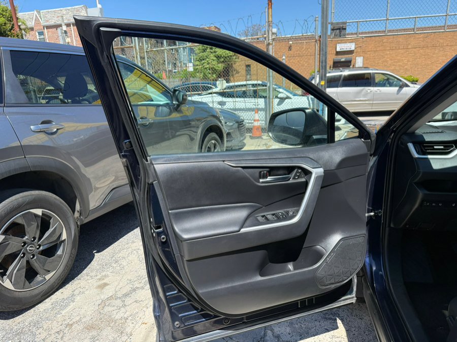 Used 2022 Toyota RAV4 XLE Premium AWD/4WD image 20