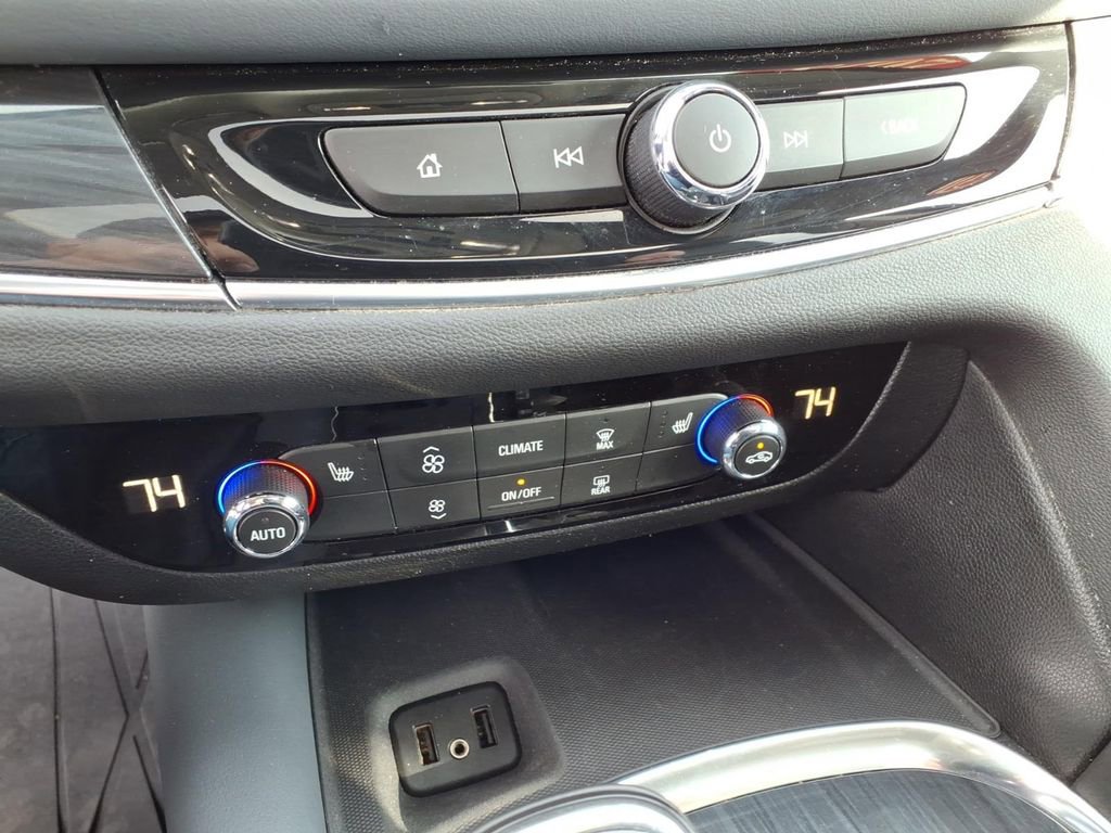 Used 2018 Buick Enclave Essence image 12