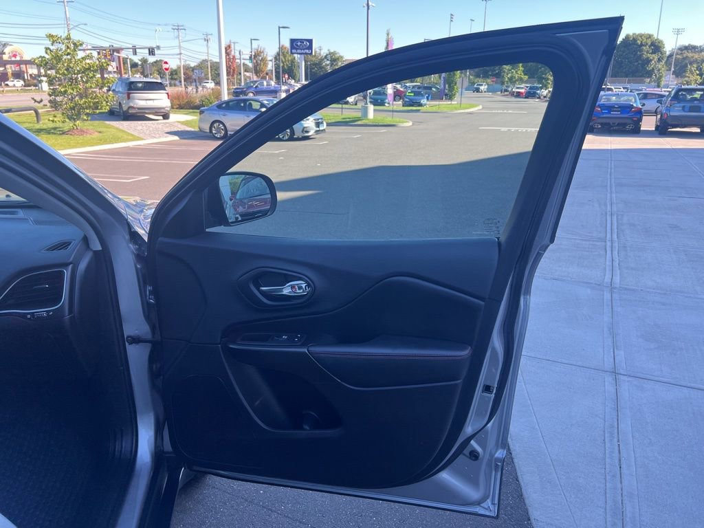 Used 2019 Jeep Cherokee Trailhawk image 41