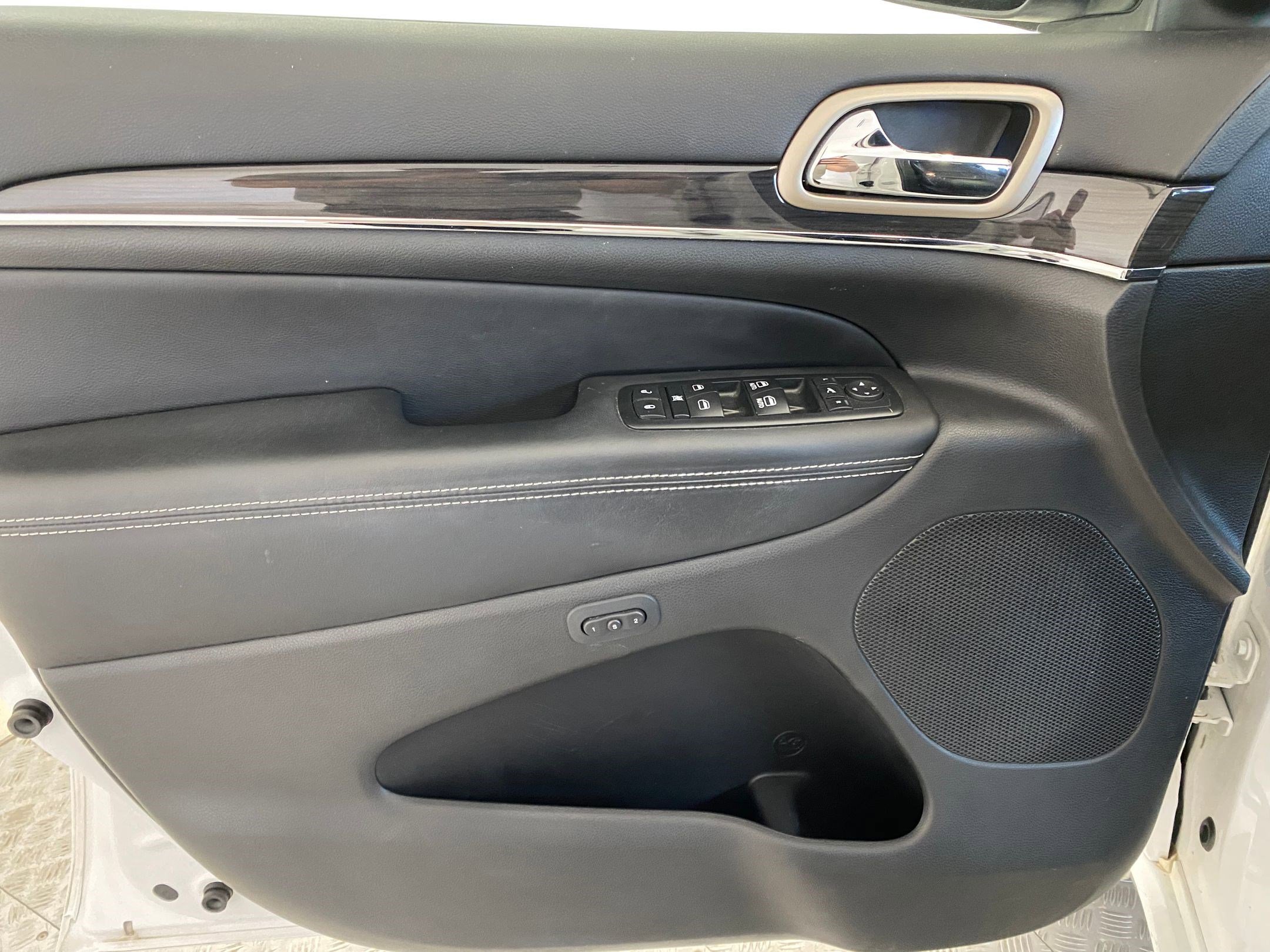 Used 2015 Jeep Grand Cherokee Overland w/ Advanced Technology Group image 12