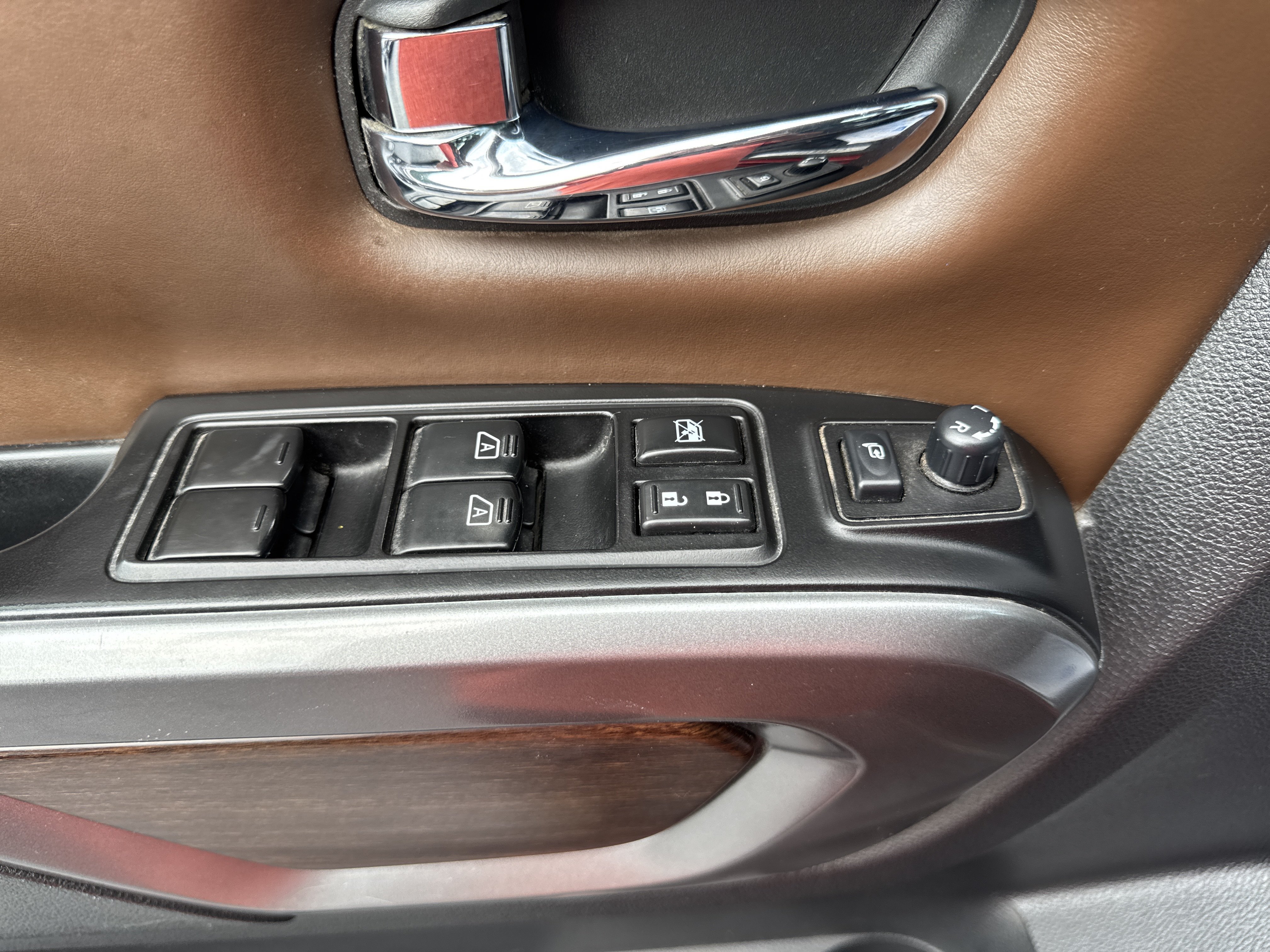Used 2018 Nissan Titan Platinum Reserve w/ Platinum Utility Package AWD/4WD image 11