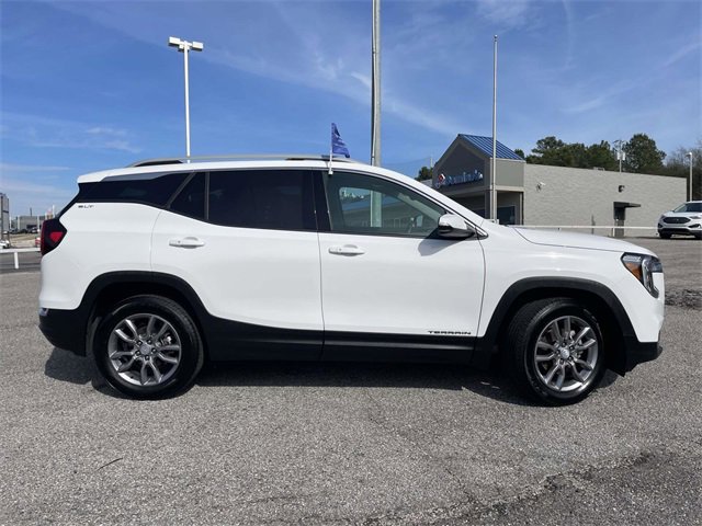 Used 2024 GMC Terrain SLT image 2