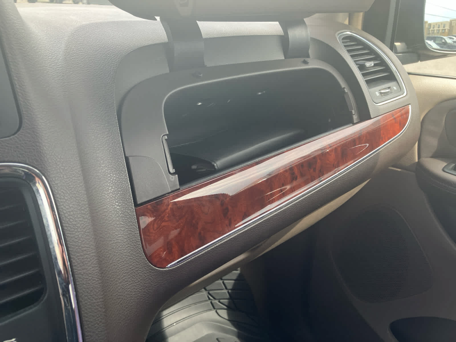 Used 2013 Chrysler Town & Country Touring FWD image 26