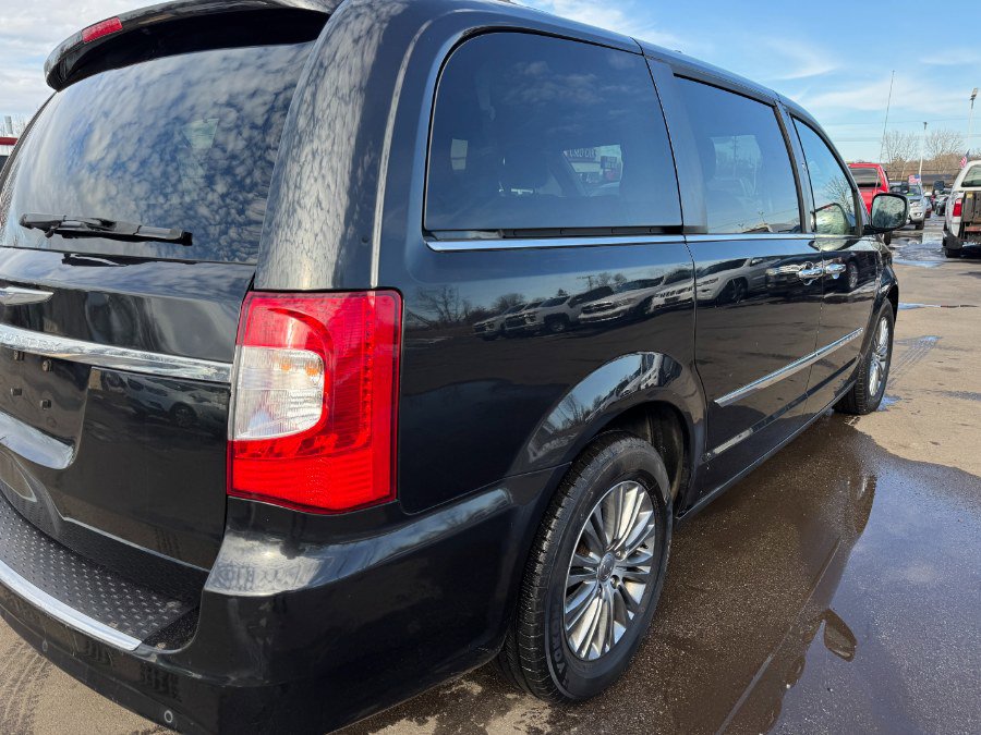 Used 2014 Chrysler Town & Country Touring-L w/ Driver Convenience Group image 11
