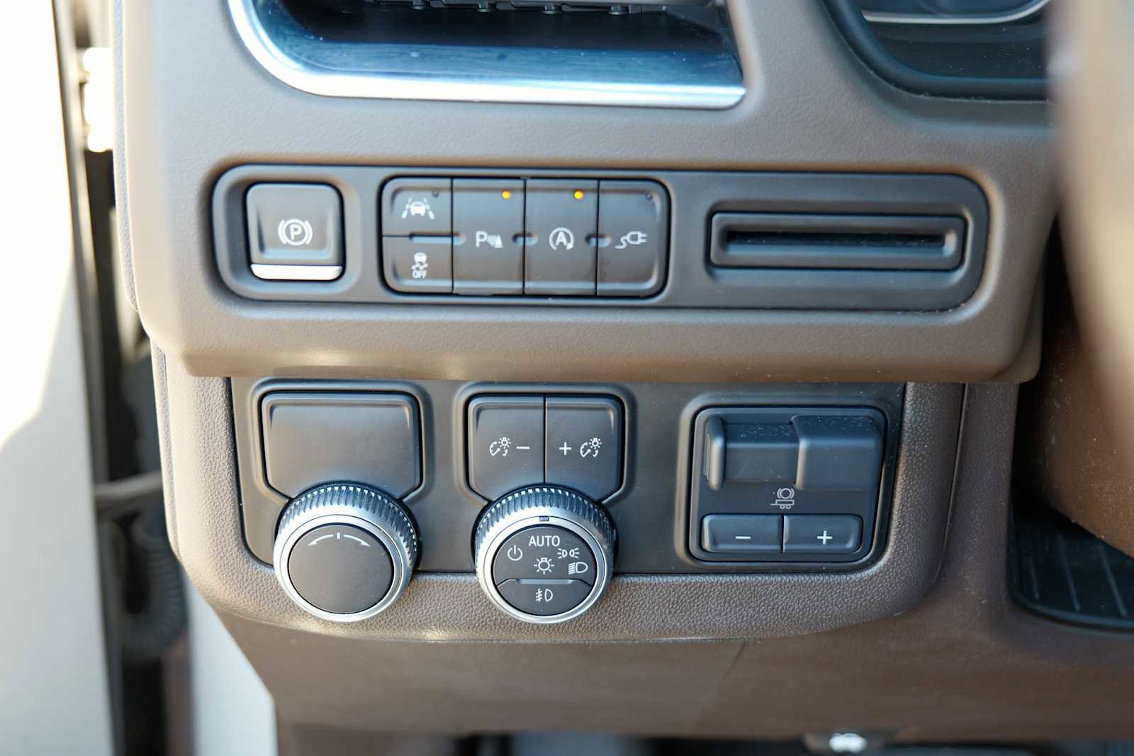 Used 2021 GMC Yukon XL SLT w/ SLT Luxury Plus Package image 18