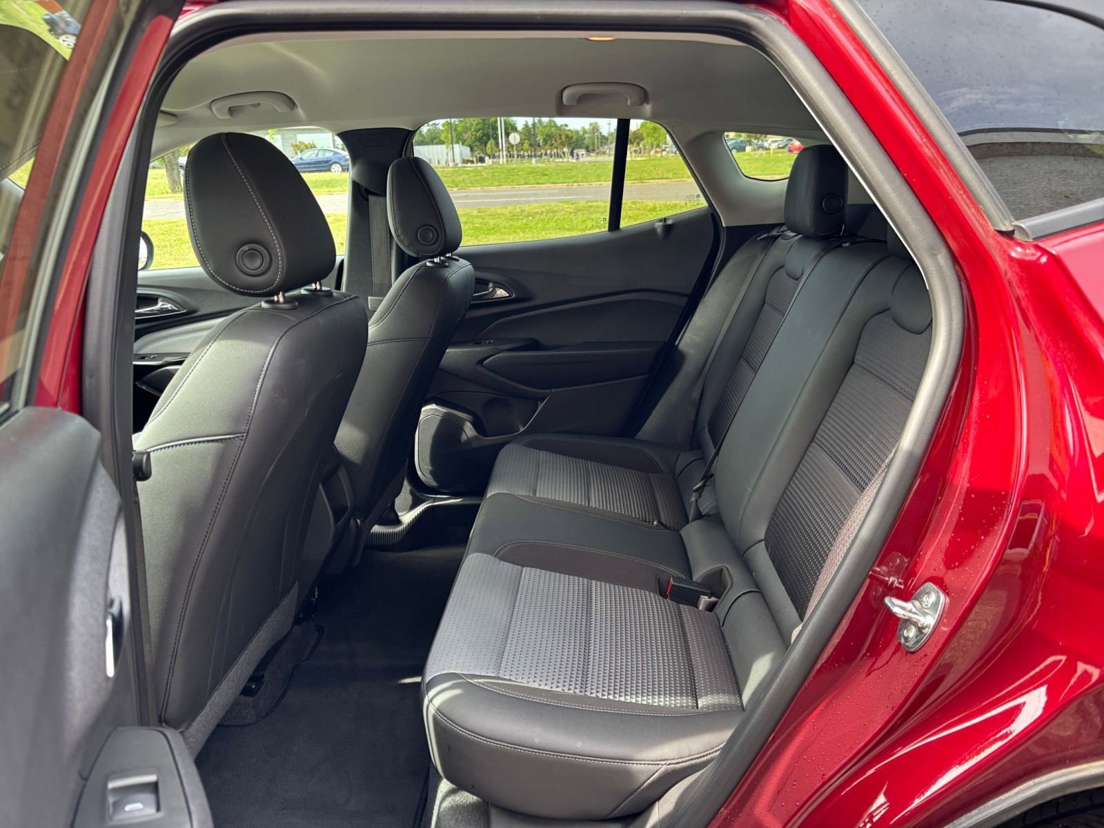 Used 2025 Chevrolet Trax LT w/ LT Convenience Package FWD image 24