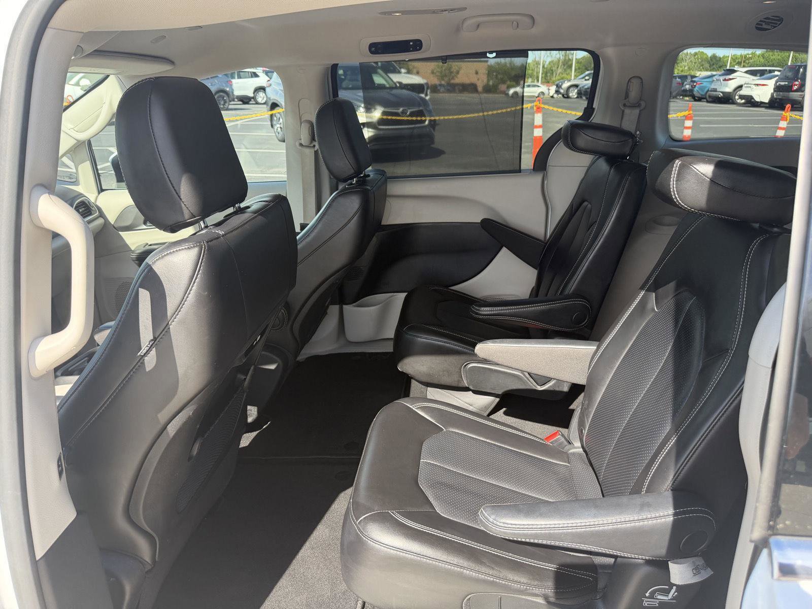 Used 2023 Chrysler Pacifica Touring-L FWD image 14